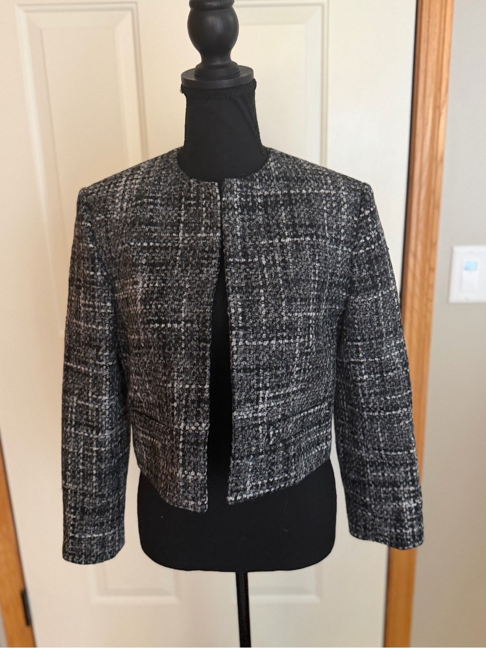 Theory Black white cropped Melange tweed wool blend jacket. Size 4. 00901103